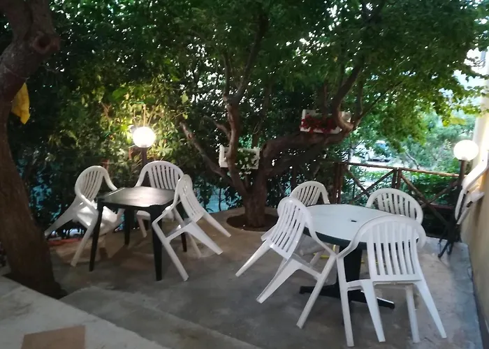 Ninni Oda ve Kahvaltı Castelbuono (Sicily)